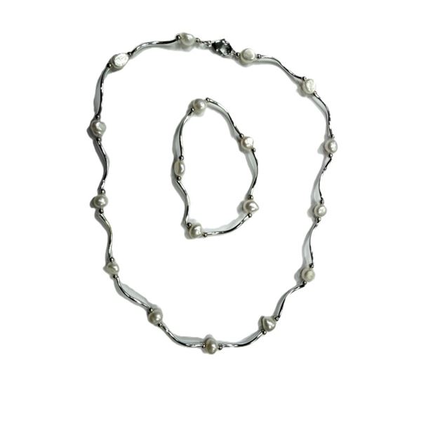 CULTURED PEARL NECKLACE AND BRACELET, W/A $375.00.