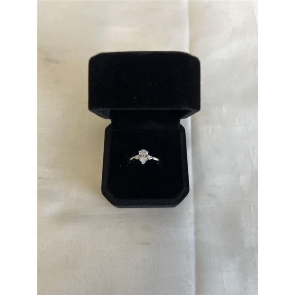 NEW S925 1.0CT PEAR CUT SIMULATED DIAMOND (CZ) TRINITY RING W/ PEAR SIDESTONES, SIZE 7, MOUNTED IN 9