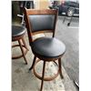 Image 3 : SET OF SWIVEL LEATHER SEAT BAR STOOLS