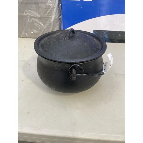 CAST IRON HANDLED BEAN POT