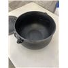 Image 3 : CAST IRON HANDLED BEAN POT