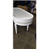 Image 3 : WHITE CRABS TABLE