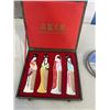 Image 2 : VINTAGE VANITY BRUSH SET AND CASED COMB SET
