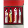 Image 3 : VINTAGE VANITY BRUSH SET AND CASED COMB SET