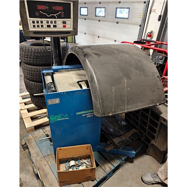 HOFMANN GEODYNA 980L HEAVY DUTY WHEEL BALANCER