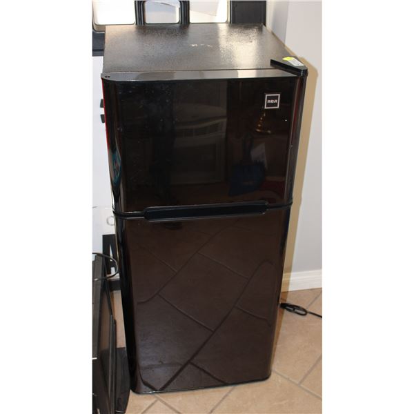 RCA HOUSEHOLD REFRIGERATOR MODEL RFR469