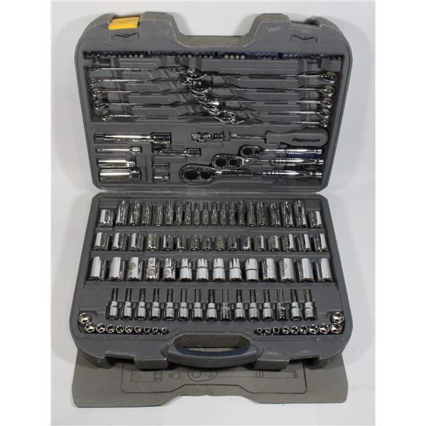 MAXIMUM MASTERCRAFT TOOL BOX