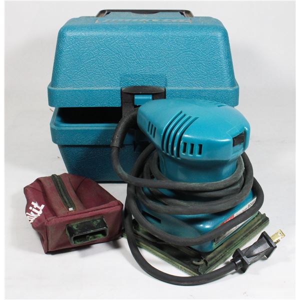 THAKITA FINISHING SANDER BO4552 W/ CASE