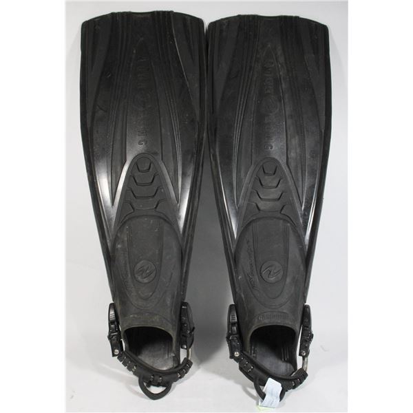 PAIR OF AQUA LUNG FLIPPERS