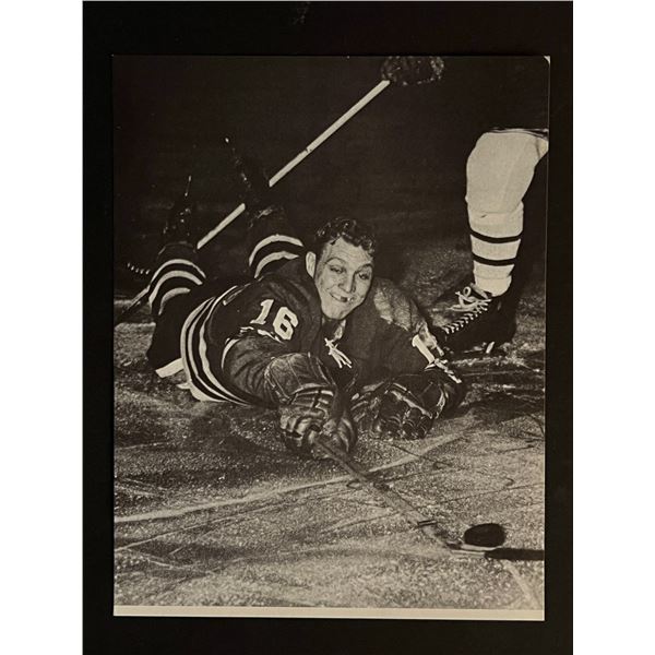 NHL Hall of Famer Chicago Black Hawks Bobby Hull Photo