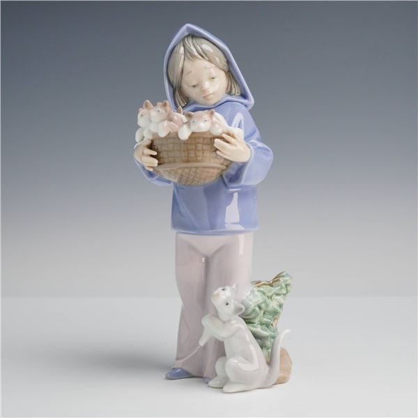 LladrÃ³ Mother's Little Helper Porcelain Figurine, Model 6102