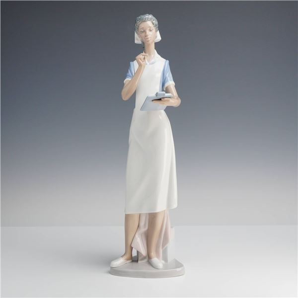 LladrÃ³, Making Rounds Nurse Figurine
