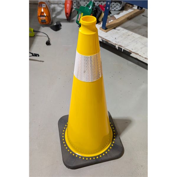CÔNE DE SIGNALISATION (JAUNE) 29" DE HAUT