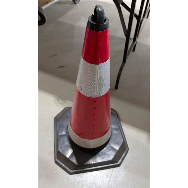 CÔNE DE SIGNALISATION (ROUGE) 29" DE HAUT