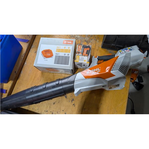 SOUFFLEUR À FEUILLES SANS FIL STIHL #BGA57 AVEC 2 BATTERIES ET CHARGEUR