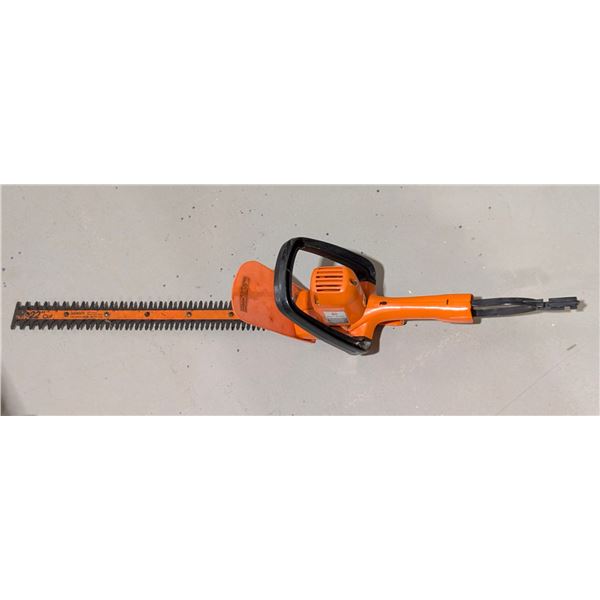 TAILLE-HAIE ÉLECTRIQUE BLACK & DECKER 22"