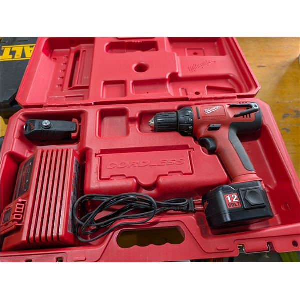 VISSEUSE/PERCEUSE SANS FIL MILWAUKEE 10MM #0602-20 AVEC BATTERIE ET CHARGEUR