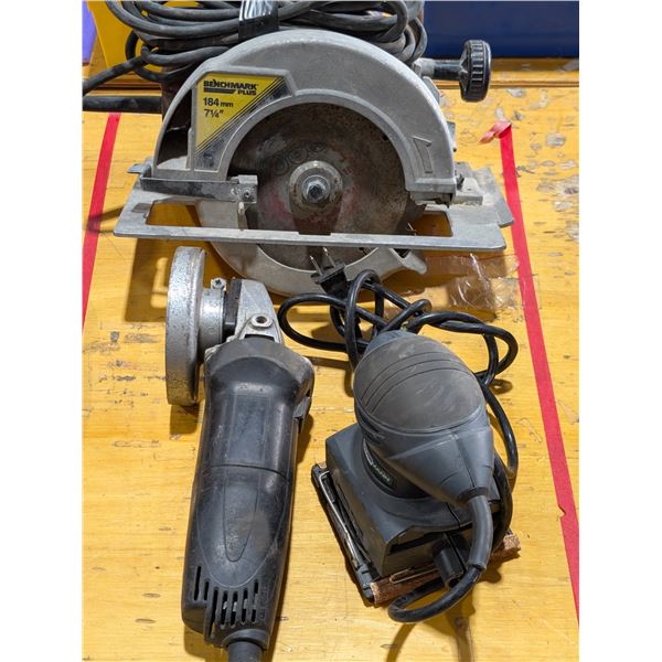 LOT DE 3 OUTILS ÉLECTRIQUES - SCIE CIRCULAIRE / MEULEUSE D'ANGLE / PONCEUSE