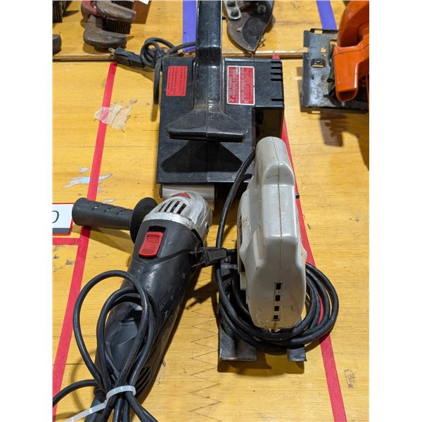 LOT DE 3 OUTILS ÉLECTRIQUES - SCIE SAUTEUSE / MEULEUSE D'ANGLE / PONCEUSE À BANDE