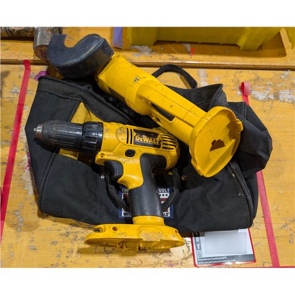 LOT: PERCEUSE DEWALT ET MEULEUSE AVEC SAC (SANS BATTERIES) (4.5" OUTIL DE COUPE #DC410 - PERCEUSE #D