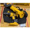 Image 1 : LOT: PERCEUSE DEWALT ET MEULEUSE AVEC SAC (SANS BATTERIES) (4.5" OUTIL DE COUPE #DC410 - PERCEUSE #D