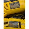 Image 2 : LOT: PERCEUSE DEWALT ET MEULEUSE AVEC SAC (SANS BATTERIES) (4.5" OUTIL DE COUPE #DC410 - PERCEUSE #D