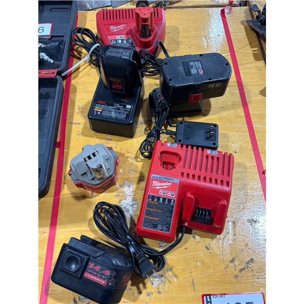 LOT DE BATTERIES ET CHARGEURS (ÉTAT INCONNU)