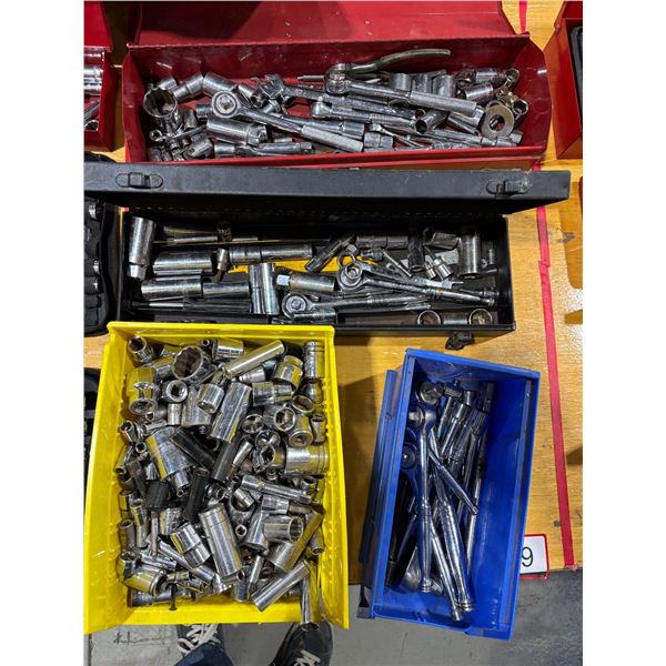 LOT DE CLIQUETS ET DOUILLES ASSORTIS