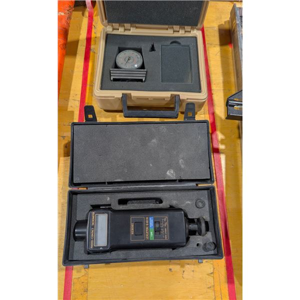 LOT DE 2 OUTILS DE MESURE ASSORTIS