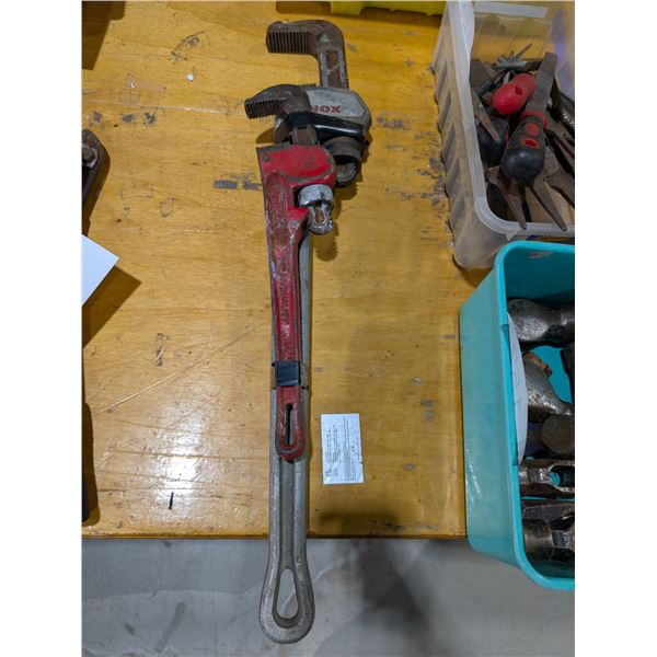 LOT DE 2 CLÉS À TUYAU ASSORTIES