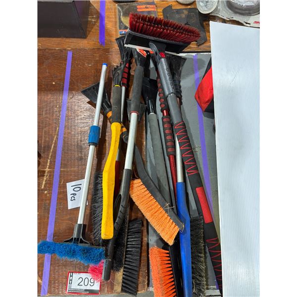 LOT DE 11 BROSSES À NEIGE ASSORTIES