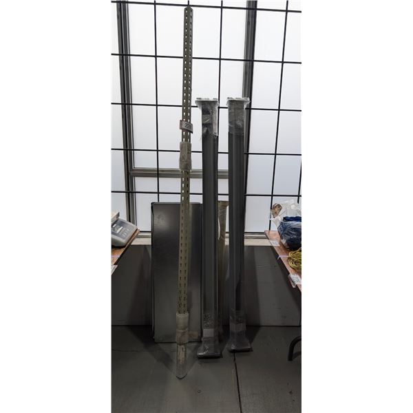 LOT DE PIÈCES DE RAYONNAGE MÉTALLIQUE ASSORTIES