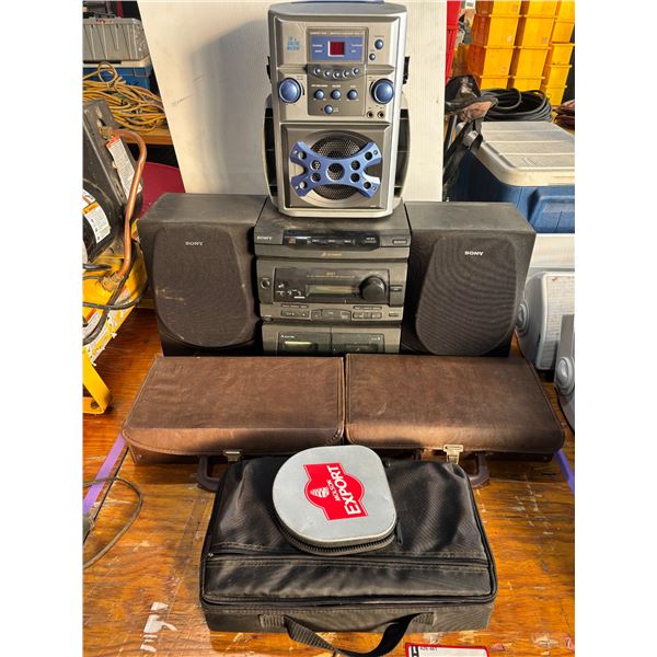 LOT DE 2 STEREO SYSTEMS ET 3 BOXES OF TAPES