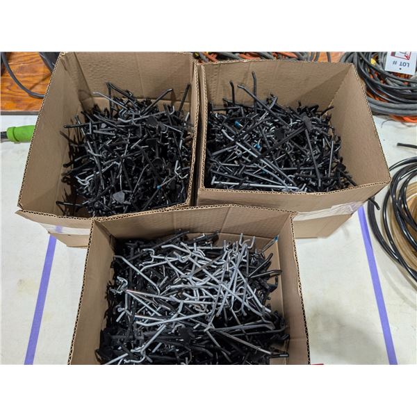 LOT DE 3 BOXES OF CROCHETS MURAUX