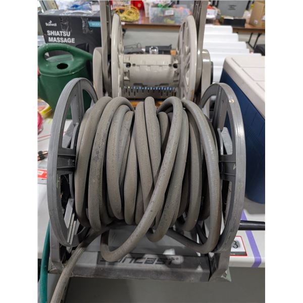 LOT DE 2 DÉVIDOIRS À TUYAU D’ARROSAGE (AVEC 1 BOYAU)