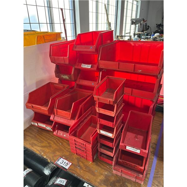 LOT DE 34 BACS EN PLASTIQUE ROUGES ASSORTIS