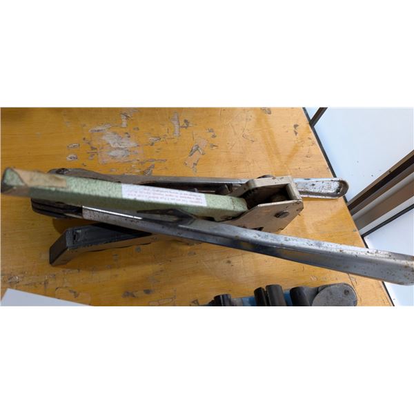 LOT DE 2 OUTILS DE CERCLAGE