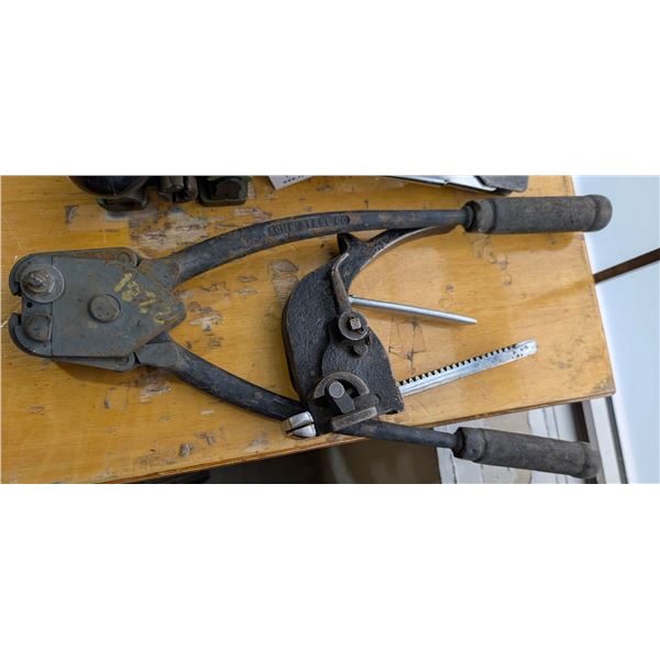 LOT DE 2 OUTILS DE CERCLAGE