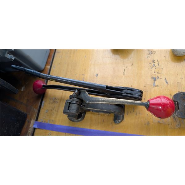 LOT DE 2 OUTILS DE CERCLAGE