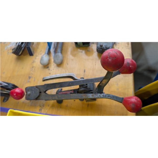 LOT DE 2 OUTILS DE CERCLAGE