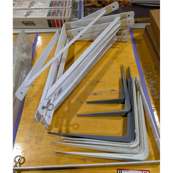 LOT DE 15 SUPPORTS D’ÉTAGÈRE ASSORTIS