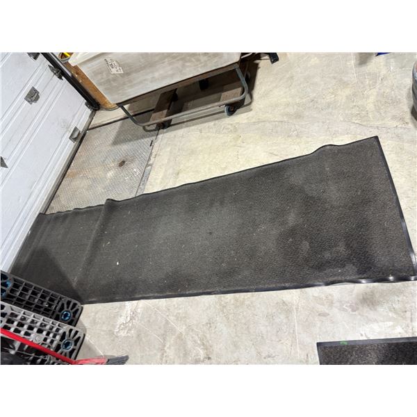 LOT DE 8 TAPIS 34"X9-1/2' (COULEURS ASSORTIES)