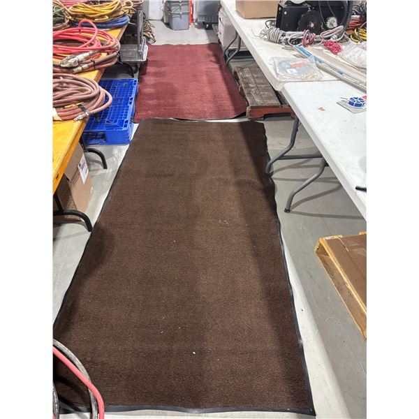 LOT DE 3 TAPIS 44"X8' (COULEURS ASSORTIES)