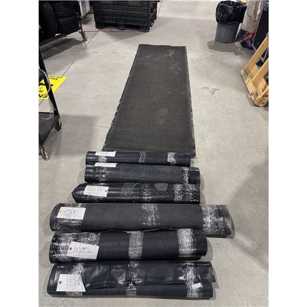 LOT DE 8 TAPIS (DIMENSIONS ET COULEURS ASSORTIES)