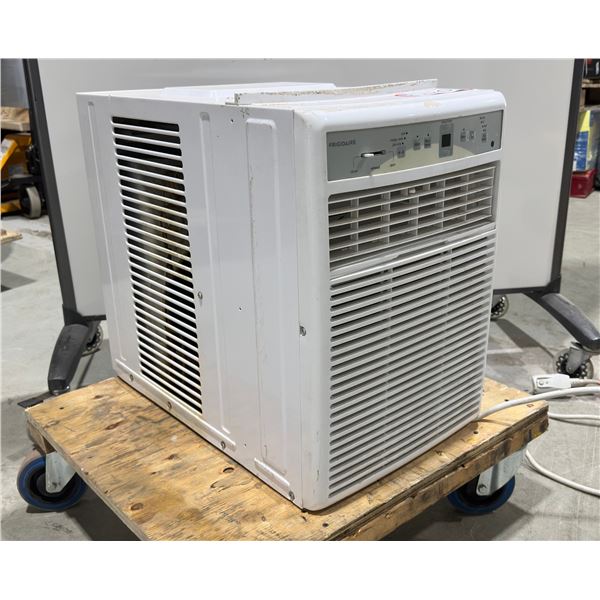 FRIGIDAIRE CLIMATISEUR #FFRS1022R1E 23"X14-1/2"X20" (2 M0IS D'USURE)