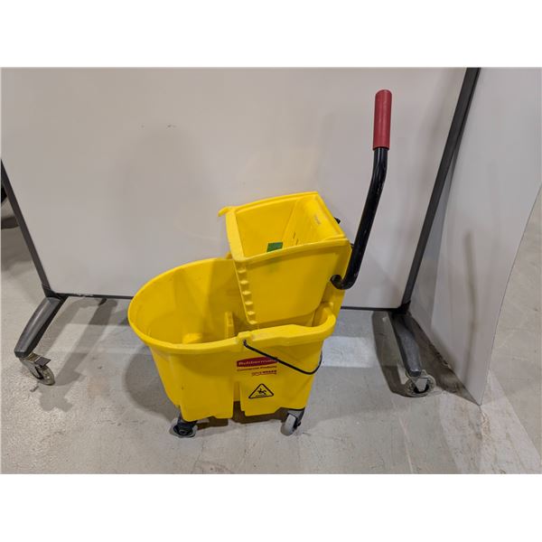 SEAU À VADROUILLE/ESSOREUSE COMMERCIAL RUBBERMAID