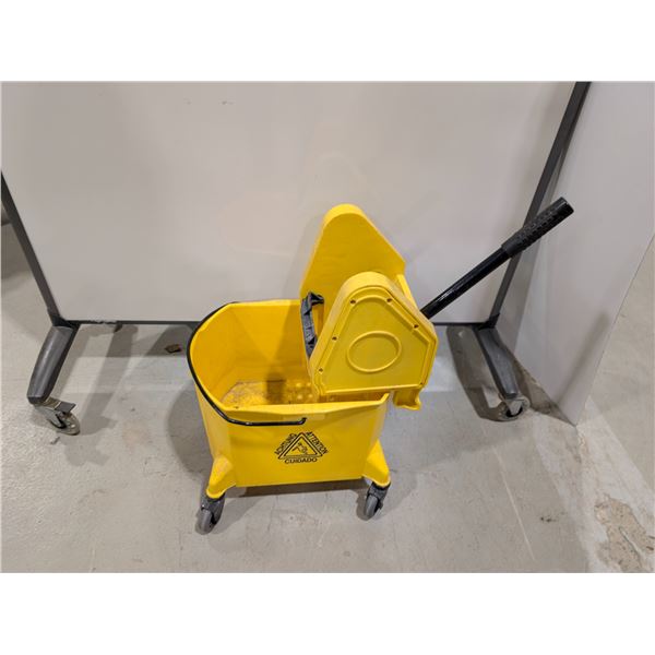 SEAU À VADROUILLE/ESSOREUSE COMMERCIAL