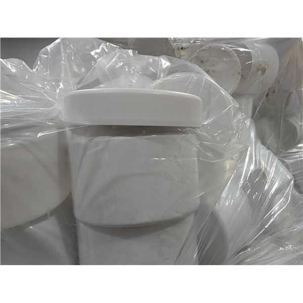 PALETTE DE CONTENANTS EN PLASTIQUE AVEC COUVERCLES