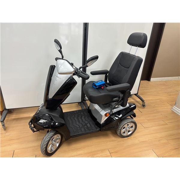 KYMCO MAXER MOBILITY SCOOTER *MODEL DE PLANCHER, 0km ODO* GLOSSY BLACK