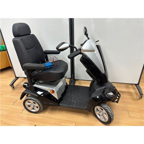 KYMCO MAXER MOBILITY SCOOTER *MODEL DE PLANCHER, 0km ODO* GLOSSY BLACK
